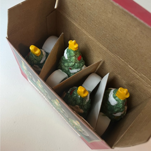 Porcelain Hand Painted CHRISTMAS TREE Napkin Rings by World Bazaars Set Of 4 - Picture 4 of 7